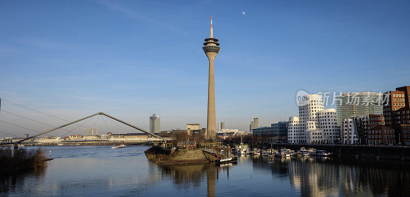 莱茵塔(Rhine Tower)， Rheinkniebrücke，莱茵河上的人行桥和Düsseldorf MedienHafen(媒体港)的天际线，包括盖里建筑，Neuer Zollhof